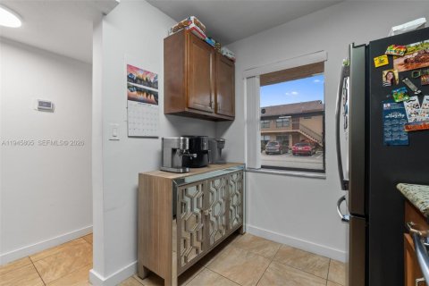 Condo in Sunrise, Florida, 2 bedrooms  № 2003025 - photo 6