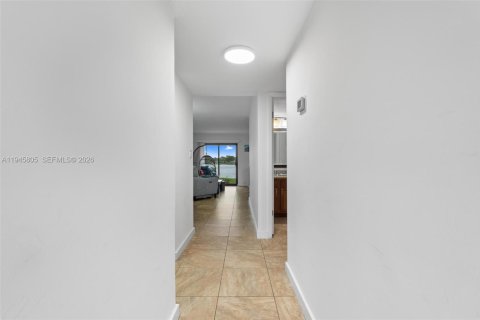 Condo in Sunrise, Florida, 2 bedrooms  № 2003025 - photo 3