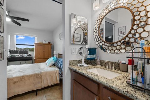 Condo in Sunrise, Florida, 2 bedrooms  № 2003025 - photo 19