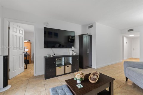 Condo in Sunrise, Florida, 2 bedrooms  № 2003025 - photo 13