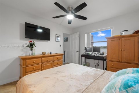 Condo in Sunrise, Florida, 2 bedrooms  № 2003025 - photo 15