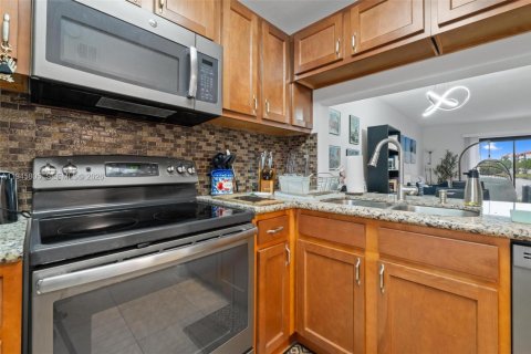 Condo in Sunrise, Florida, 2 bedrooms  № 2003025 - photo 9