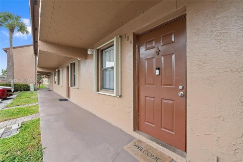Condo in Sunrise, Florida, 2 bedrooms  № 2003025 - photo 2