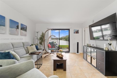 Condo in Sunrise, Florida, 2 bedrooms  № 2003025 - photo 11