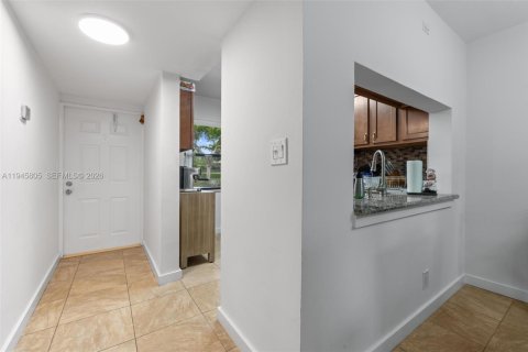 Condo in Sunrise, Florida, 2 bedrooms  № 2003025 - photo 4