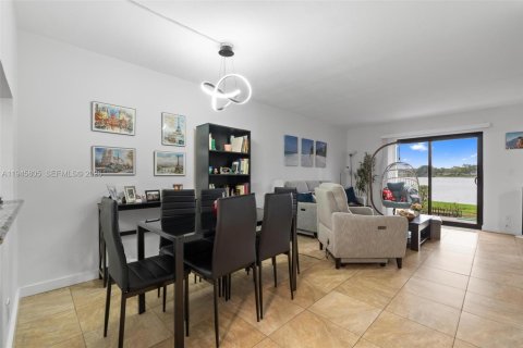 Condo in Sunrise, Florida, 2 bedrooms  № 2003025 - photo 10