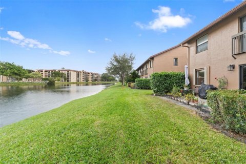 Condo in Sunrise, Florida, 2 bedrooms  № 2003025 - photo 27