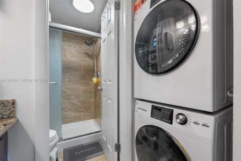 Condo in Sunrise, Florida, 2 bedrooms  № 2003025 - photo 18