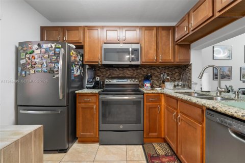 Condo in Sunrise, Florida, 2 bedrooms  № 2003025 - photo 5