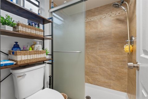 Condo in Sunrise, Florida, 2 bedrooms  № 2003025 - photo 20