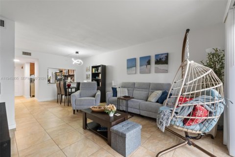 Condo in Sunrise, Florida, 2 bedrooms  № 2003025 - photo 12