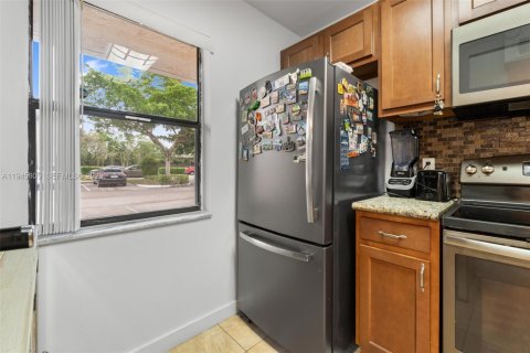 Condo in Sunrise, Florida, 2 bedrooms  № 2003025 - photo 7