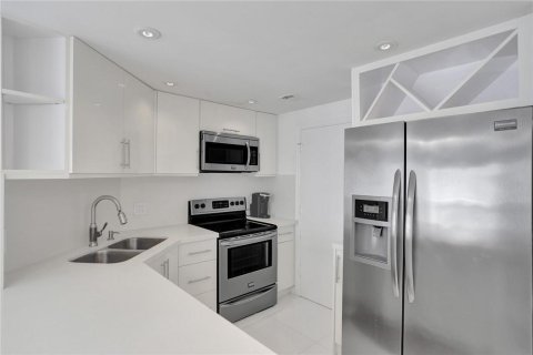 Copropriété à vendre à Pompano Beach, Floride: 2 chambres, 100.33 m2 № 2401907 - photo 10