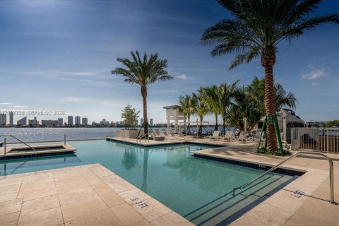 Copropriété à vendre à North Miami Beach, Floride: 2 chambres, 159.61 m2 № 2253491 - photo 22