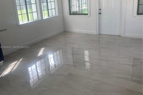 Casa en alquiler en Homestead, Florida, 2 dormitorios, 229.75 m2 № 2059803 - foto 3