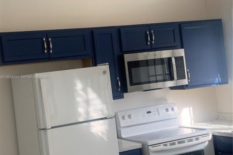 Casa en alquiler en Homestead, Florida, 2 dormitorios, 229.75 m2 № 2059803 - foto 2