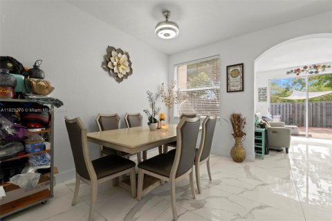 Townhouse in Miramar, Florida 3 bedrooms, 153.29 sq.m. № 1798697 - photo 6