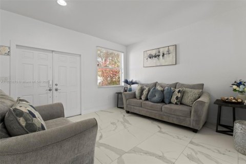 Townhouse in Miramar, Florida 3 bedrooms, 153.29 sq.m. № 1798697 - photo 4