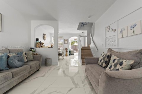 Townhouse in Miramar, Florida 3 bedrooms, 153.29 sq.m. № 1798697 - photo 3