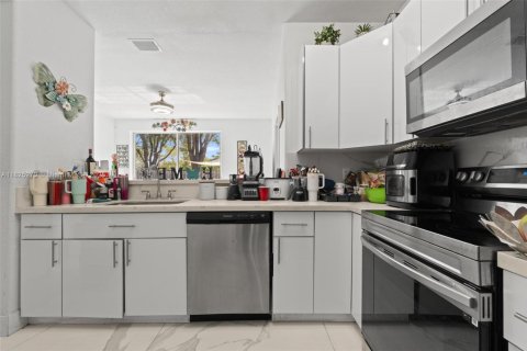 Townhouse in Miramar, Florida 3 bedrooms, 153.29 sq.m. № 1798697 - photo 10