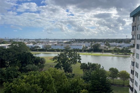 Condominio en venta en Hollywood, Florida, 1 dormitorio, 83.24 m2 № 909842 - foto 1