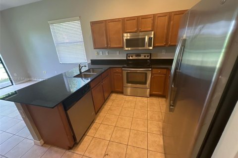 House in Hollywood, Florida 3 bedrooms, 193.24 sq.m. № 1898186 - photo 3