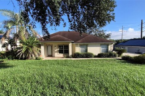 House in Clermont, Florida 3 bedrooms, 152.92 sq.m. № 2364340