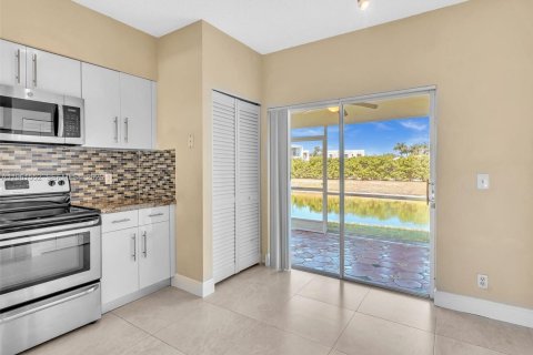 Villa ou maison à vendre à Weston, Floride: 2 chambres, 103.12 m2 № 2025415 - photo 6