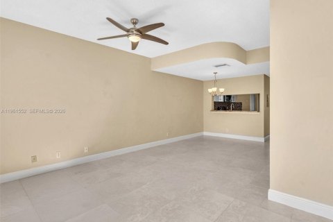 Villa ou maison à vendre à Weston, Floride: 2 chambres, 103.12 m2 № 2025415 - photo 15