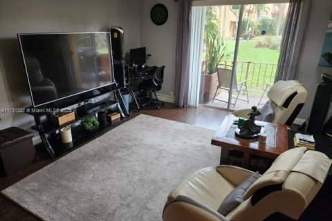 Condo in Hialeah, Florida, 2 bedrooms  № 1709991 - photo 9