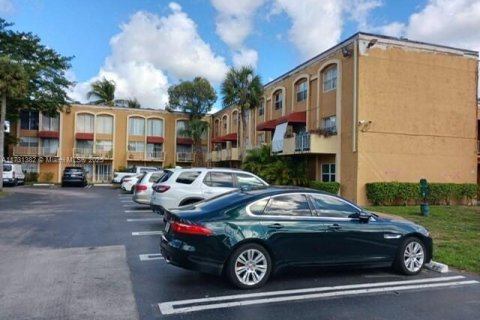 Condo in Hialeah, Florida, 2 bedrooms  № 1709991 - photo 13