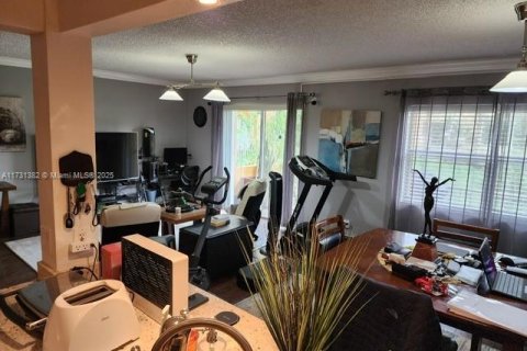 Condo in Hialeah, Florida, 2 bedrooms  № 1709991 - photo 11