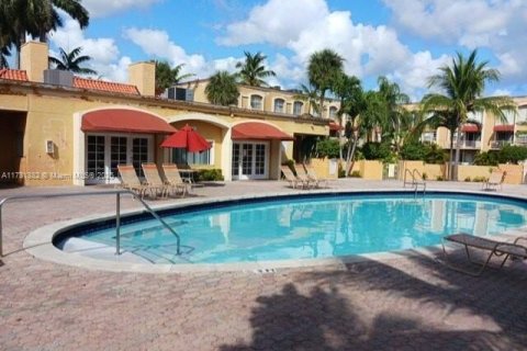 Condo in Hialeah, Florida, 2 bedrooms  № 1709991 - photo 2