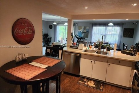 Condo in Hialeah, Florida, 2 bedrooms  № 1709991 - photo 10