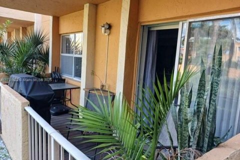 Condo in Hialeah, Florida, 2 bedrooms  № 1709991 - photo 16