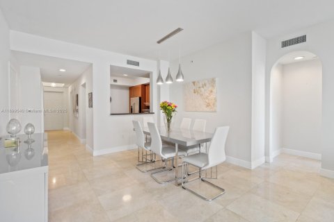 Condominio en venta en Aventura, Florida, 2 dormitorios, 127.28 m2 № 2015565 - foto 4