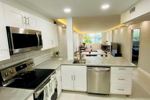 Condo in Miami, Florida, 1 bedroom  № 1923104 - photo 1