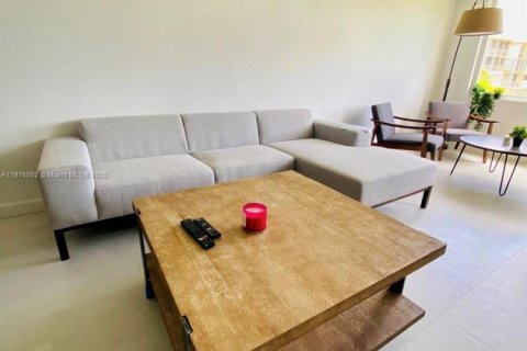 Condo in Miami, Florida, 1 bedroom  № 1923104 - photo 9