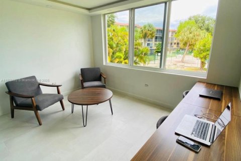 Condo in Miami, Florida, 1 bedroom  № 1923104 - photo 5