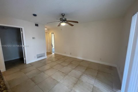 Apartamento en alquiler en Tamarac, Florida, 1 dormitorio, 64.57 m2 № 2011280 - foto 6