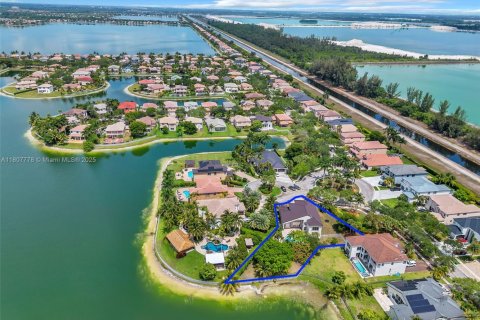 House in Miramar, Florida 5 bedrooms, 312.24 sq.m. № 1746104 - photo 7