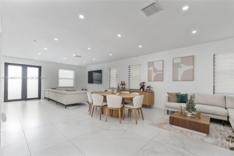 Casa en venta en Hialeah, Florida, 3 dormitorios, 217.86 m2 № 1974085 - foto 5
