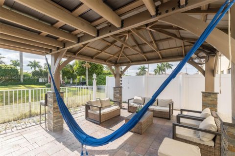 Casa en venta en Hialeah, Florida, 3 dormitorios, 217.86 m2 № 1974085 - foto 22