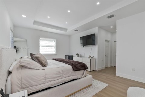 Casa en venta en Hialeah, Florida, 3 dormitorios, 217.86 m2 № 1974085 - foto 13