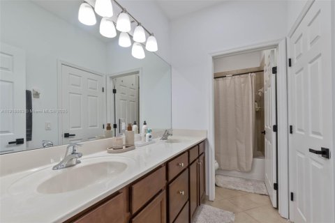 Casa en venta en Hialeah, Florida, 3 dormitorios, 217.86 m2 № 1974085 - foto 19