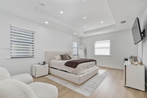 Casa en venta en Hialeah, Florida, 3 dormitorios, 217.86 m2 № 1974085 - foto 11