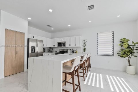 Casa en venta en Hialeah, Florida, 3 dormitorios, 217.86 m2 № 1974085 - foto 9