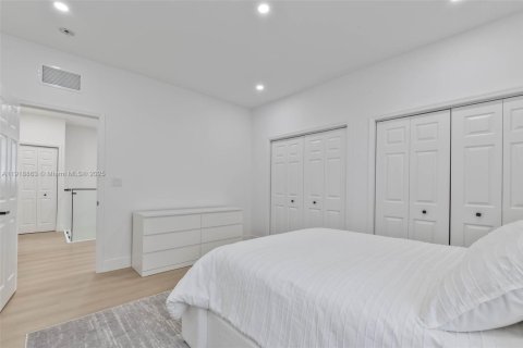 Casa en venta en Hialeah, Florida, 3 dormitorios, 217.86 m2 № 1974085 - foto 18