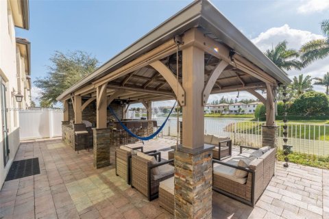 Casa en venta en Hialeah, Florida, 3 dormitorios, 217.86 m2 № 1974085 - foto 24