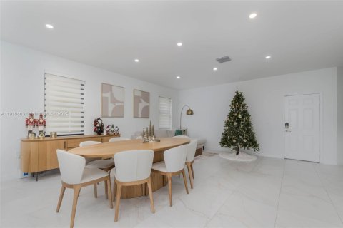 Casa en venta en Hialeah, Florida, 3 dormitorios, 217.86 m2 № 1974085 - foto 6